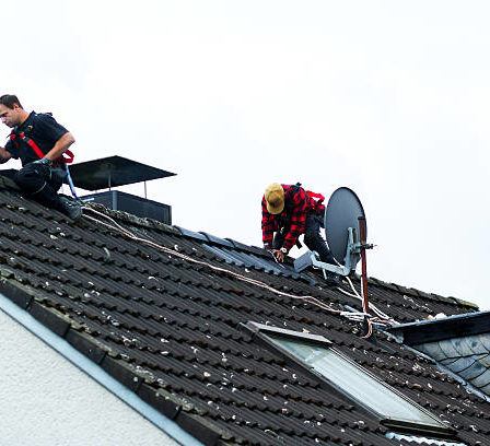 Un professionnel commence par inspecter la toiture. Nettoyage Toiture Écully exige une évaluation minutieuse. Ensuite,