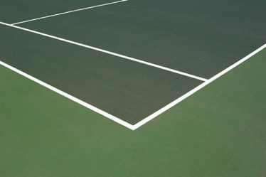 Construction d'un court de tennis en béton poreux à Saint-Raphaël