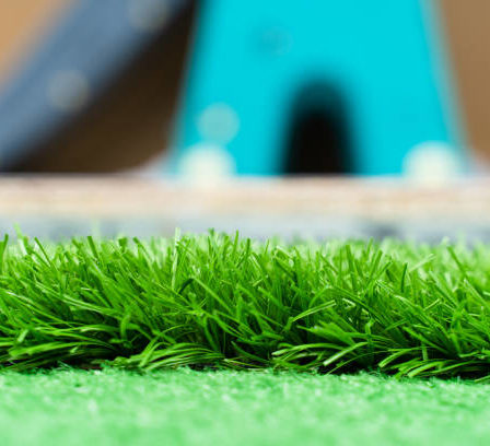 Construction d'un terrain de tennis en gazon synthétique à Antibes