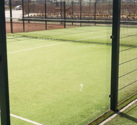 Construction d'un terrain de tennis en gazon synthétique à Antibes
