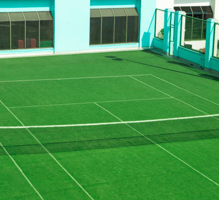Construction d'un terrain de tennis en gazon synthétique à Antibes